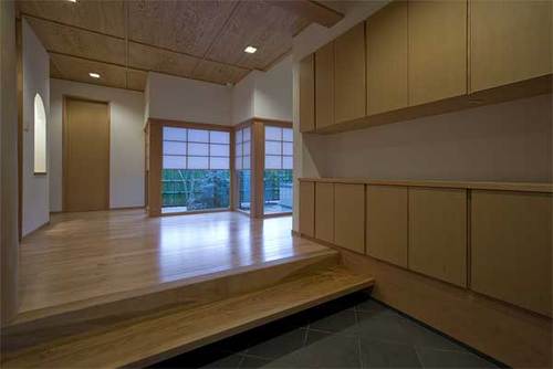 玄関から中庭を見る